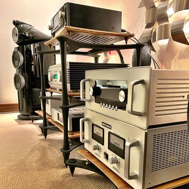 AudioVenue's tweet photo. What a selection, do you agree ? #luxman #luxmanpower #marklevinson #marklevinson519 #nos519 #poweramplifier #ref75se #valvepre #audioresearch #audiotesearchpre #ref6 #audioporn #poweramp #stereo #quadraspire #music #audio #bowersandwilkins #bandw #802… https://t.co/m4JfaG2Rgy https://t.co/T2U6WF38Yv