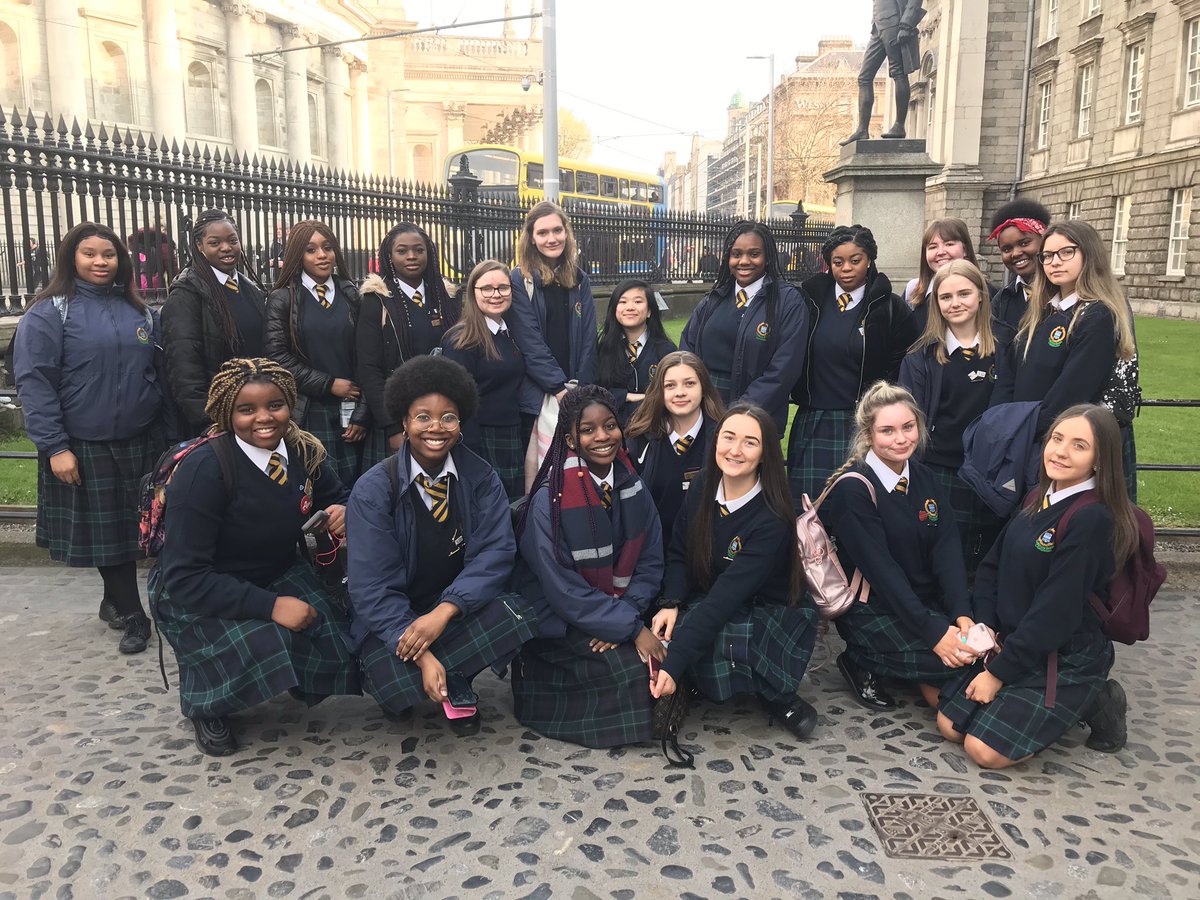 And we are off! 👩🏽‍🎓The excitement is palpable as the girls assemble at Trinity College. Students are extremely excited for their graduation ceremony to see all their hard work pay off. A big day! 🙂🥳 @Colaistebride @TrinityAccess21 #ScholarsIreland #QueensUniversityBelfast
