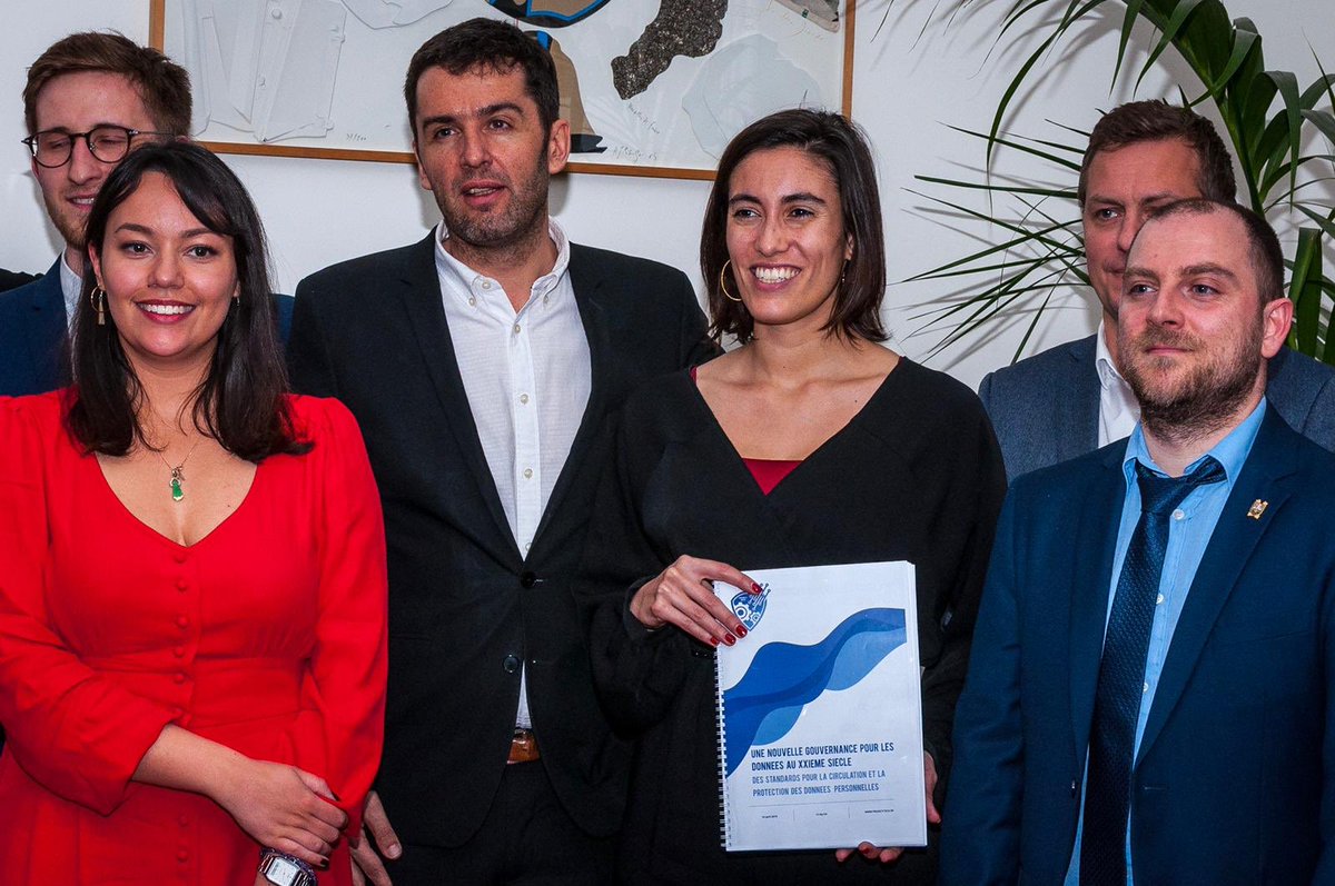 Privacytech_fr's tweet photo. Merci à toute l’équipe  @Privacytech_fr  @saint_aubin @alessandro94340 @MatthDeBievre Olivier @Onecub @dbessot @PatrickTiev @anais_person @gibran_freitas pour cette soirée mémorable marquée par la remise du livre blanc à la Députée @PaulaForteza https://t.co/krJH2in2IJ