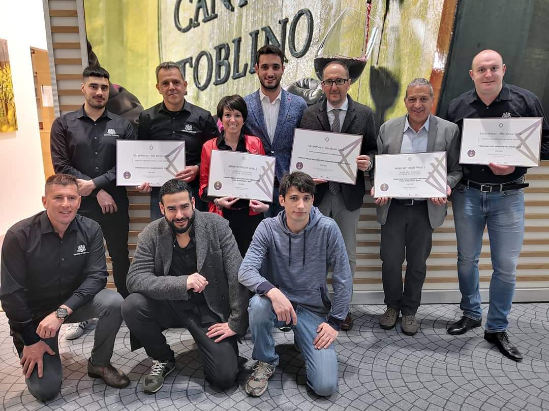 .<a href="/5StarWines/">5StarWines</a> consegna dei premi @CantinaToblino @VinitalyTasting 🥂

#cantinatoblino #toblino #trentino #visittrentino #valledeilaghi #discovertrentino #wine #winery  #5starwines2019 #winewithoutwalls2019 #vinitaly #vinitaly2019 #vinitalyinternational #vinitalyacademy #steviekim