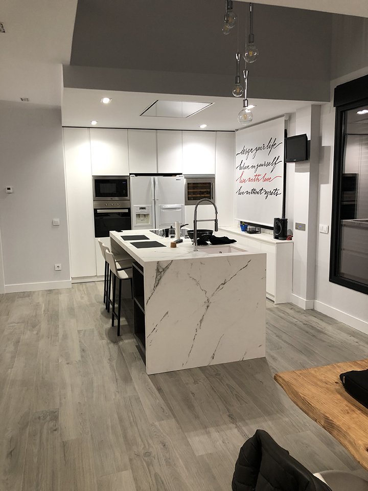 Bellhogar's tweet photo. 🏡 Una cocina fantástica! 🍲 Es facil hacer tan buenos trabajos con tanto espacio para disfrutar 😍
#BellHogar #Decoracion #Madrid #Reformas #cocinas #cocinasamedida #amedida https://t.co/mO7xCMedDv