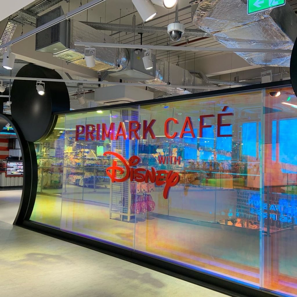 coolfm's tweet photo. So want to go here! The world's biggest Primark opens its doors in Birmingham today, the five-floor superstore features a Disney cafe and mini Hogwarts 🛍🧸☕️ https://t.co/QZtIzjsjRk
