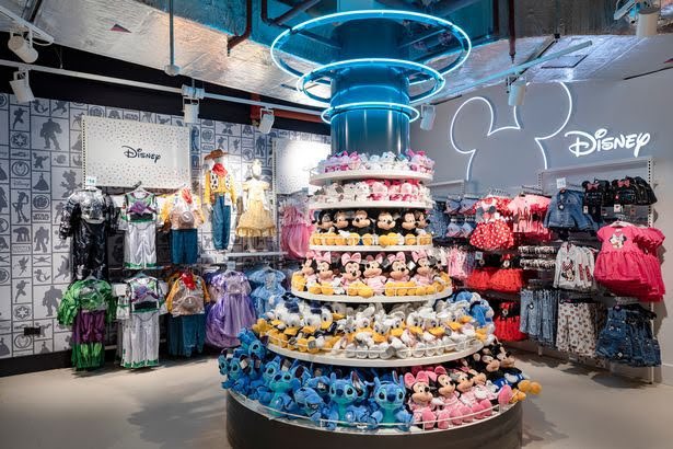 coolfm's tweet photo. So want to go here! The world's biggest Primark opens its doors in Birmingham today, the five-floor superstore features a Disney cafe and mini Hogwarts 🛍🧸☕️ https://t.co/QZtIzjsjRk