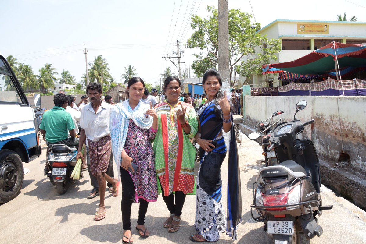 EG_Collector's tweet photo. Voters enthusiasm at Indrapalem polling station in Kakinada Constituency, East Godavari district
#CEOandhra
#EG_Collector
#GotInked
#MyVoteMatters
#DeshKaMahatyohar
#LoksabhaElection2019
#GoVote
#GoCall
#MyVoteQ https://t.co/D5nCyaAlEA