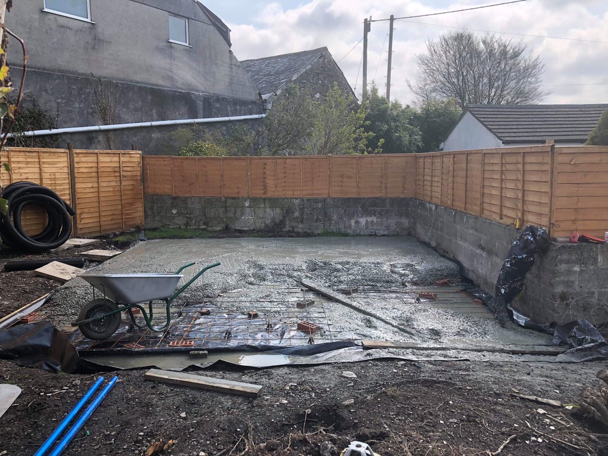 CnGroundworks's tweet photo. Our Wednesday was spent in #Callington laying a shed base for a happy customer
5m3 of concrete laid (11ton) All wheelbarrowed in, no access for a Digger/Dumper. Pulled and raked level. Then floated it off with our mate BIG BLUE! 
#cngroundworks #groundworks #shedbase #concrete https://t.co/ibER2RPJuL