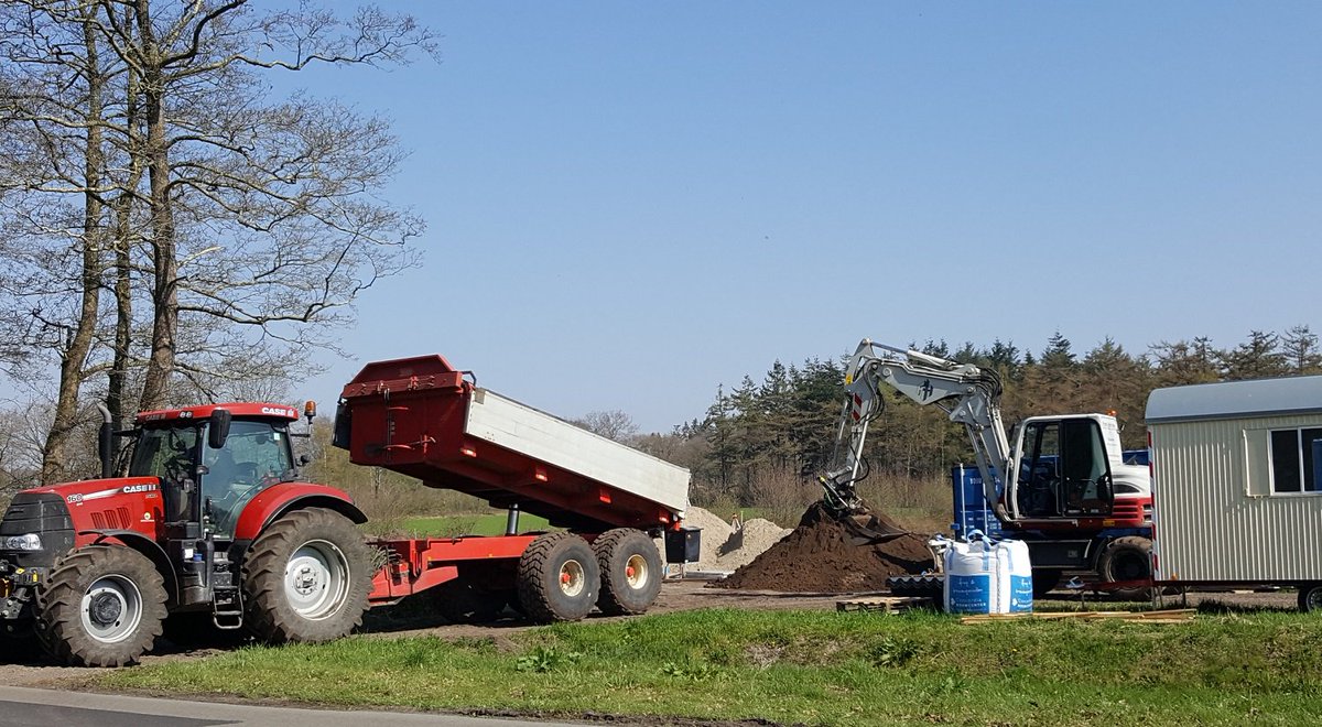 broekmanvof's tweet photo. Op verschillende plekken zijn we bezig met de bouw van nieuwe #koloniewoningen, allemaal in verschillende fases. Ook starten we met het bouwrijp maken van kavels. https://t.co/tQ9lxSrZHy