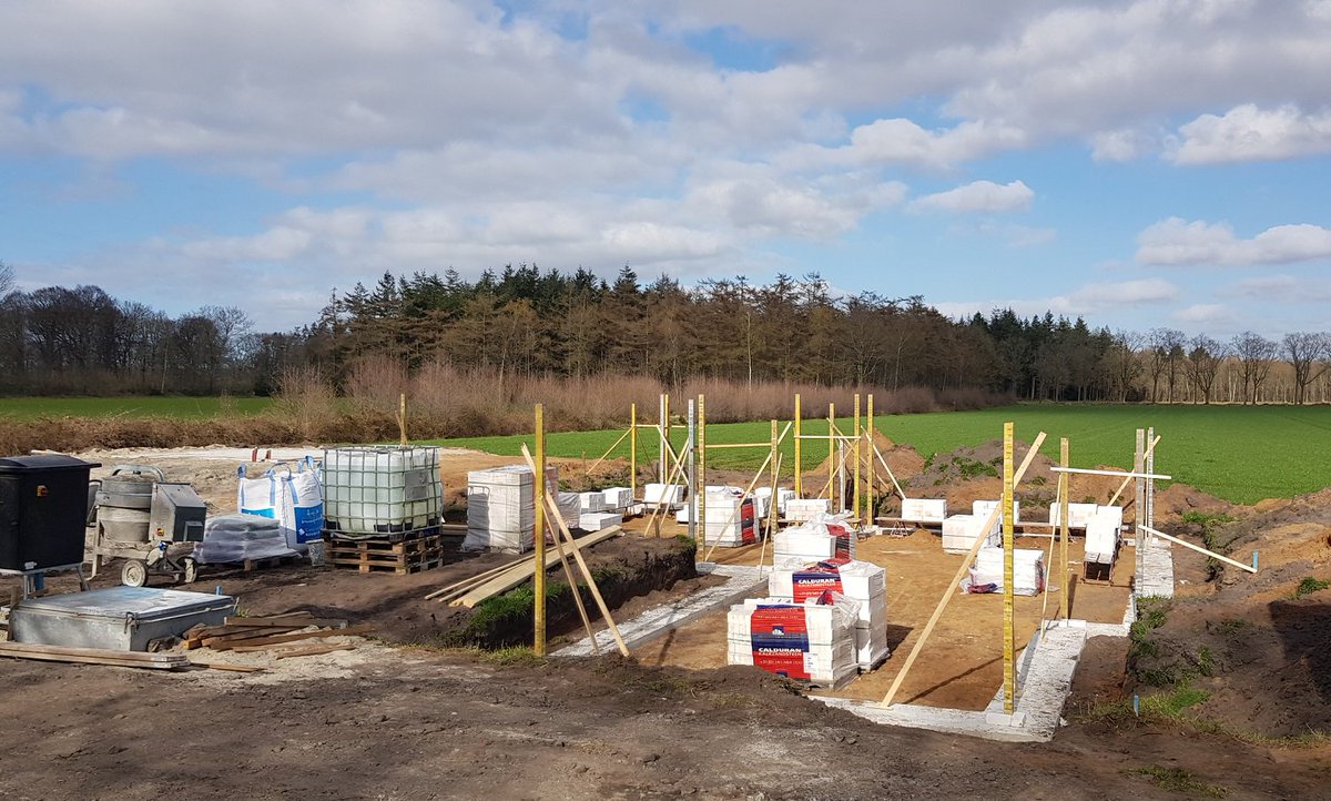 broekmanvof's tweet photo. Op verschillende plekken zijn we bezig met de bouw van nieuwe #koloniewoningen, allemaal in verschillende fases. Ook starten we met het bouwrijp maken van kavels. https://t.co/tQ9lxSrZHy