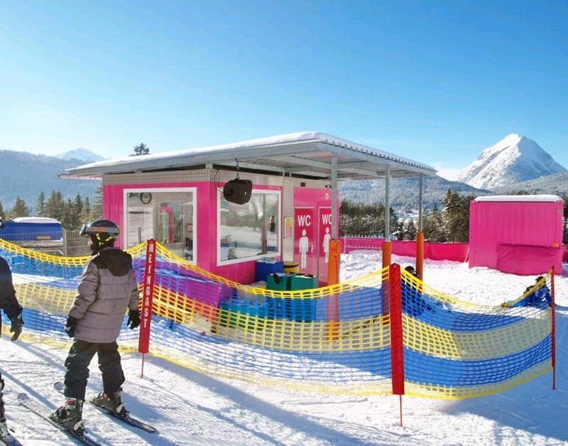 MouvBox's tweet photo. Que pensez vous du bâtiment modulaire WC en haut des pistes ! Pratique non ? 
En version Pink impossible de passer à côté !
#sanitaires #batimentmodulaire #containershipping #alpes #rhonealpes #perpignan #pyreneesorientales #construction2019 / https://t.co/uAEBM12LRM https://t.co/s4Bal1Q2X1