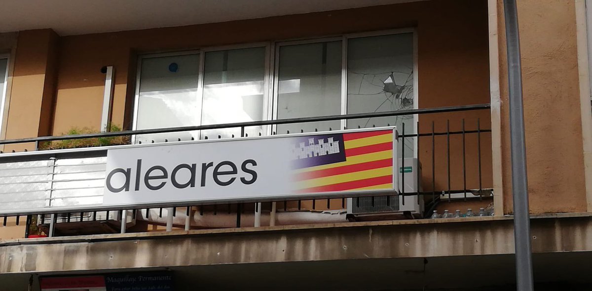 voxbaleares's tweet photo. Nuevo ataque radical a la sede de VOX Baleares en Palma a unas horas del inicio de la campaña electoral.
A todos los valientes que estáis en contra de estos ataques os esperamos, más que nunca, esta noche en Sa Feixina. #PorEspaña #VOX #Baleares
👉 https://t.co/ucEg0wLdsj https://t.co/8Y21wZsfSn