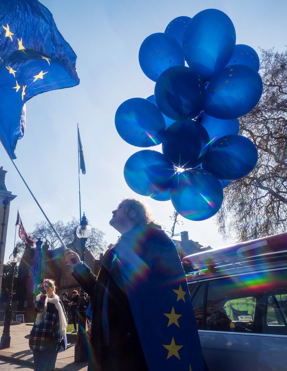 NicholasCobb11's tweet photo. #balloons #Remain  @NYorksEurope⁩ ⁦@KirkleesEurope⁩ ⁦@Best4Doncaster⁩ #StopBrexit ⁦@PeoplesvoteSWY⁩ ⁦@York4EU⁩ ⁦@LeedsEurope⁩ ⁦@YorkshireFor⁩ @SODEMAction @Cornwall4EU #PeoplesVote @merseyside4eu #Brexit #EU https://t.co/Kc7KNTHI2y