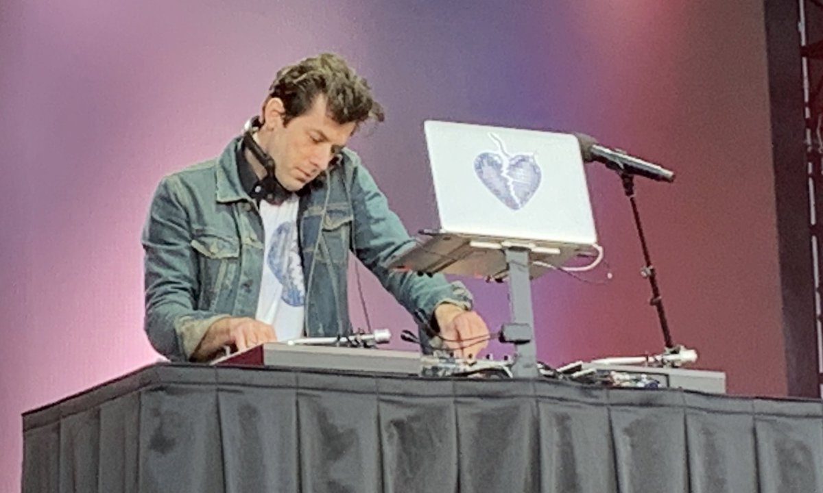 Fantastic entertainment laid on at DTNXT this evening! #GoogleNext19 <a href="/blackstarsols/">Blackstar Solutions - Part of the Croft Group</a>