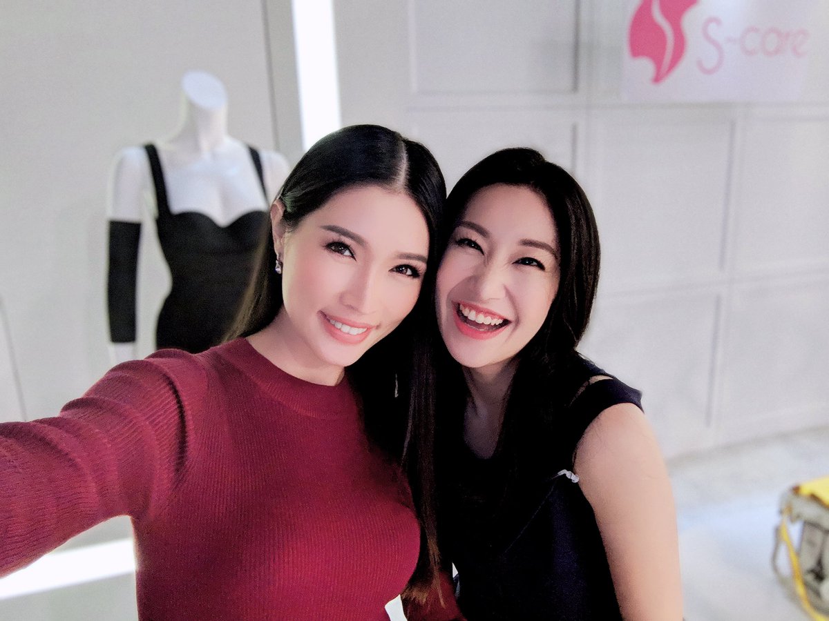 amberchia's tweet photo. 我们又再次合作了! 谢谢 @ShopatGoShop
我们都爱上了 #SCareBodyShaper 💃
Back to #ShopAtGoShop for #SCareBodyShaper with @y1ngl1ng Thanks for having me again! 💖 https://t.co/ILa1XNYy0u