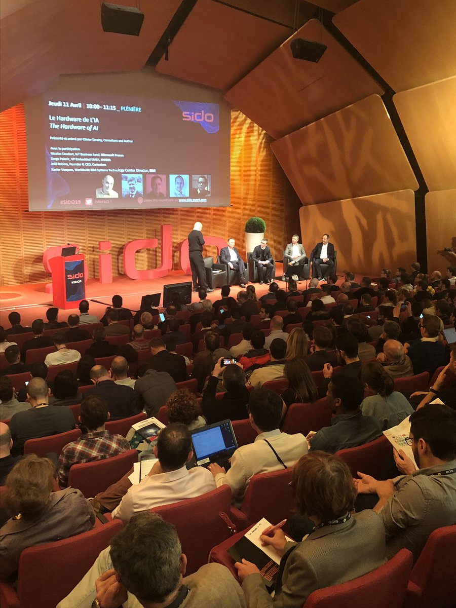 ChristopheBorde's tweet image. Penser le #hardware différemment pour gagner en performance, #IBM y travaille aujourd’hui pour mieux traiter l’information « at the #edge » @VasquesXavier nous éclaire sur les recherches d’#IBM en France lors de la plénière « le hardware de l’#IA » au #sido19