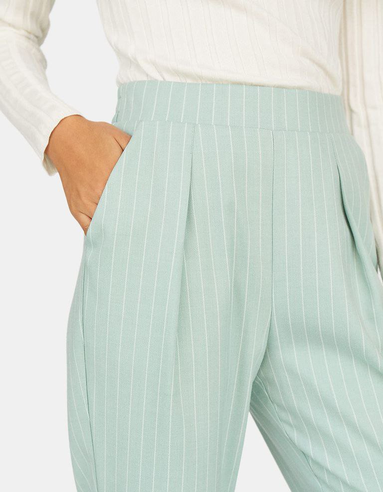 Este traje de <a href="/stradivarius/">Stradivarius</a> es la solución a nuestros looks de oficina. Lo mejor es que no supera los 45 euros.