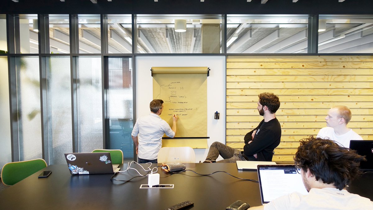 craftworkz_be's tweet photo. Gisteren gaf Pieter ons tijdens zijn #brownbag sessie een introductie tot de wondere wereld van #Spring 🍃
#spring #spring101 #framework #workshop #prototyping #springframework #craftworkz https://t.co/8k5eG76yZF