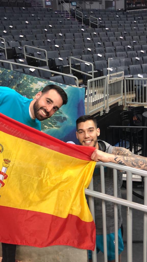 nano100po's tweet photo. Oye @willyhg94 que pasó? Sigo esperando en el túnel a que salgas con mis zapatillas amarillas 👟😢 💔! Empeñé todo el jamón que me quedaba para ir a verte y me quede sin nada😢! Un placer conocerte 💪🏼! Nos vemos en el mundial o en el barrio #WH41 #Hornets30 https://t.co/71mF1Xr7IP