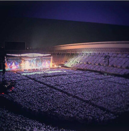 8KLIFE's tweet photo. To all idiots who are trying to say YG faked BIGBANG concerts numbers, and 165K at Yanmar Stadium Nagai are fake, cuz it holds only 45k?

First, the stadium hold 50K for concerts
Second, they filled out the entire field like no other + they have small stage that took lesser space https://t.co/eMMnrEANp2