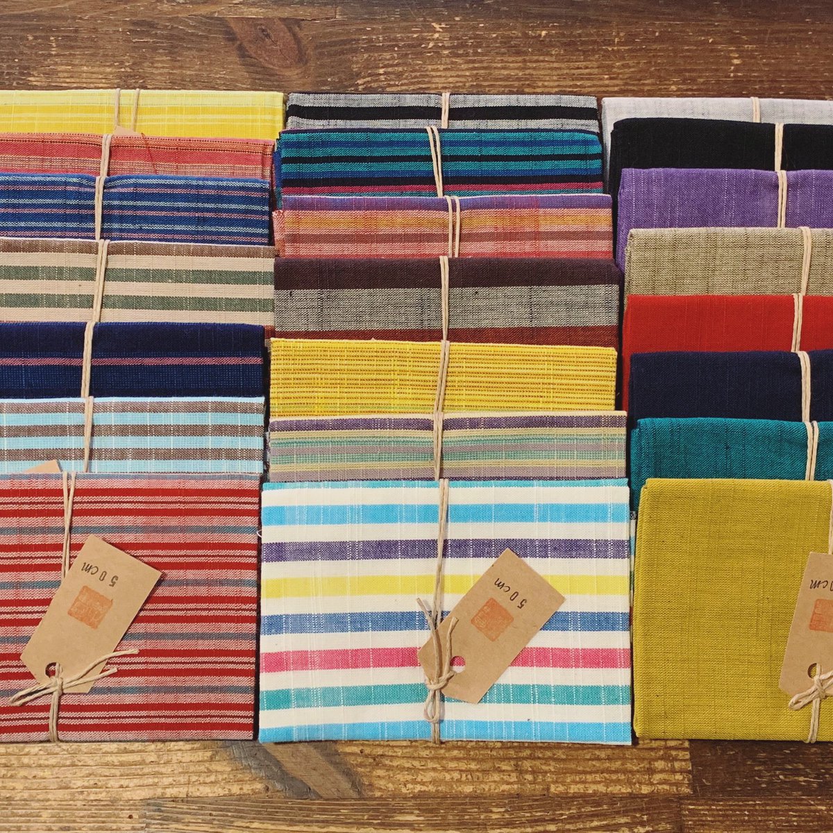 和雑貨と古本 旅猫雑貨店 みなさまコンニチワ 風が強いのでご用心 本日は１９時までご来店お待ちしています 明日１２日 金 から始まる佐原加世子個展 会津木綿のある暮らし では 布小物の他に会津木綿のはぎれ ５０cmと１m もご用意しました