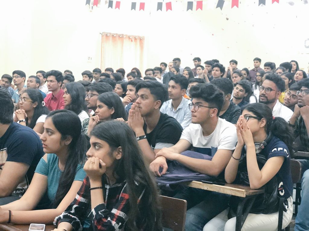 YashVar25465699's tweet photo. Performed *SAWAAL* natak at Motilal Nehru College . 👉"Sawaal  puchne zarrori hai apne pratinidhiyon se sawaal puche aur soch samazkar apna vote de" Play directed by @ArvindGaur Sir !! @AsmitaTheatre https://t.co/yhENrGrFAy