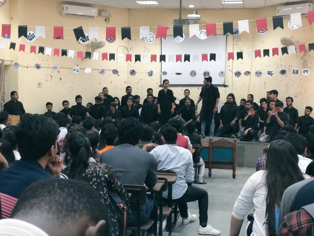 YashVar25465699's tweet photo. Performed *SAWAAL* natak at Motilal Nehru College . 👉"Sawaal  puchne zarrori hai apne pratinidhiyon se sawaal puche aur soch samazkar apna vote de" Play directed by @ArvindGaur Sir !! @AsmitaTheatre https://t.co/yhENrGrFAy