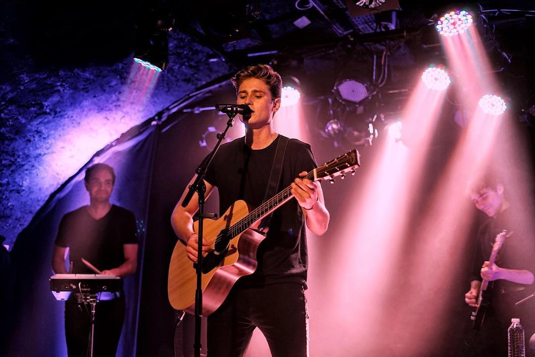 AlexRoussiaux's tweet photo. Mardi c’était ma première au Sentier des Halles et c’était vraiment très cool 🕺🏼
Merci à ceux qui étaient présents 🙏🏼
On remet ça les 9 et 22 mai à 21h15 ✌🏼
#stage #concert #sentierdeshalles #musique #acoustic – https://t.co/bm38gxSwnV
