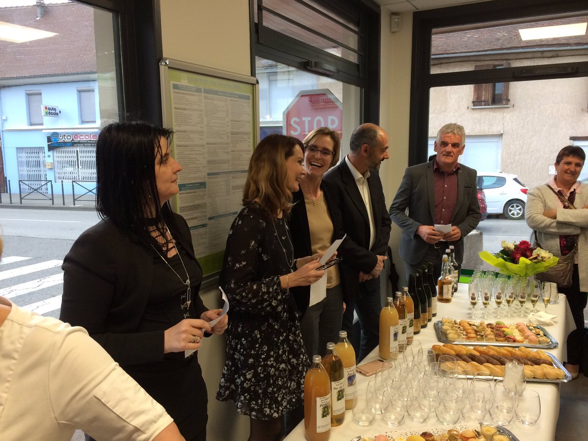 Lancement de l agence des Abrets <a href="/ca_centrest/">Crédit Agricole Centre-est</a> . Élus administrateurs et clients nombreux pour cette soirée . Une agence transformée, transparente et  conviviale Belle réussite !