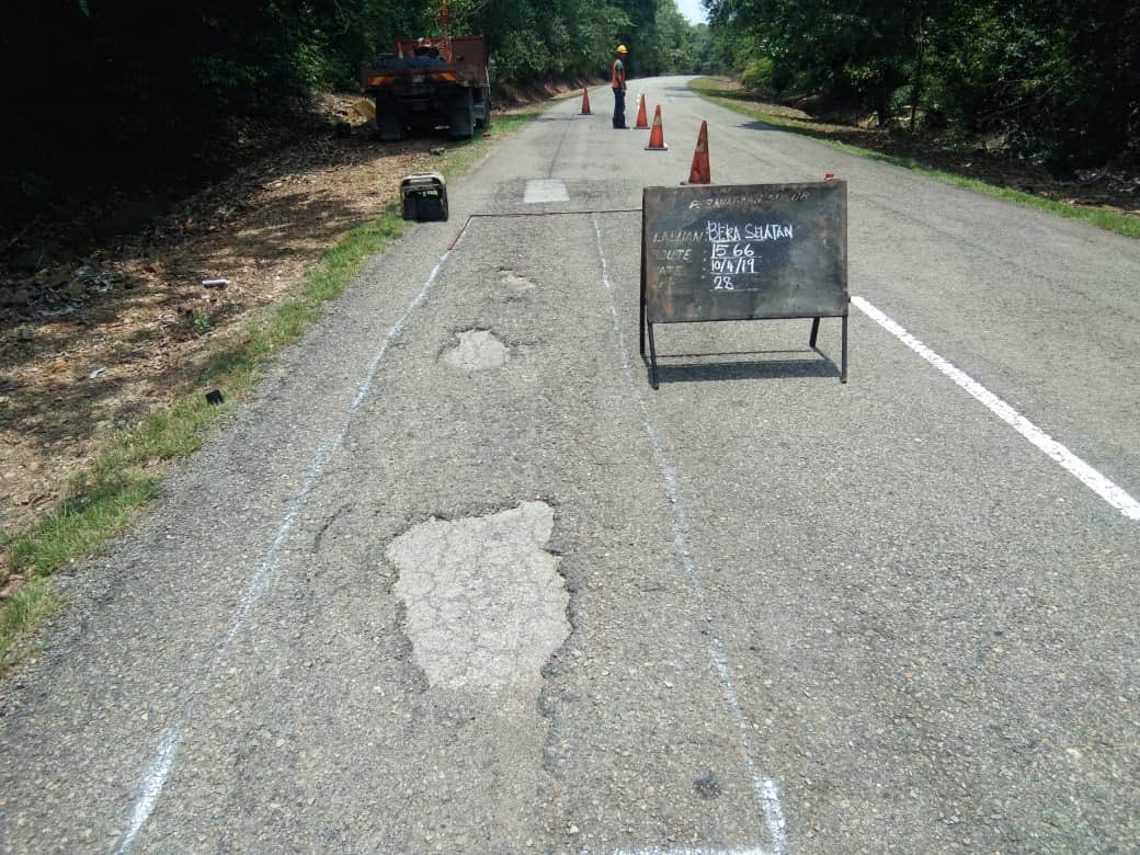 RC_temerloh's tweet photo. #R01 Kerja tampalan kekal #pothole di #ft1566 #sec28 #bera #teamroadcare @Roadcare_Phg @baru_bian @HjAnuarTahir @CSFJ_JKR @MOWorks @JKRMalaysia @Roadcare_Phg @JKRPAHANG @JeDi_Bera @BeraJkr @Roadcare_Msia https://t.co/4tHWgNy27M