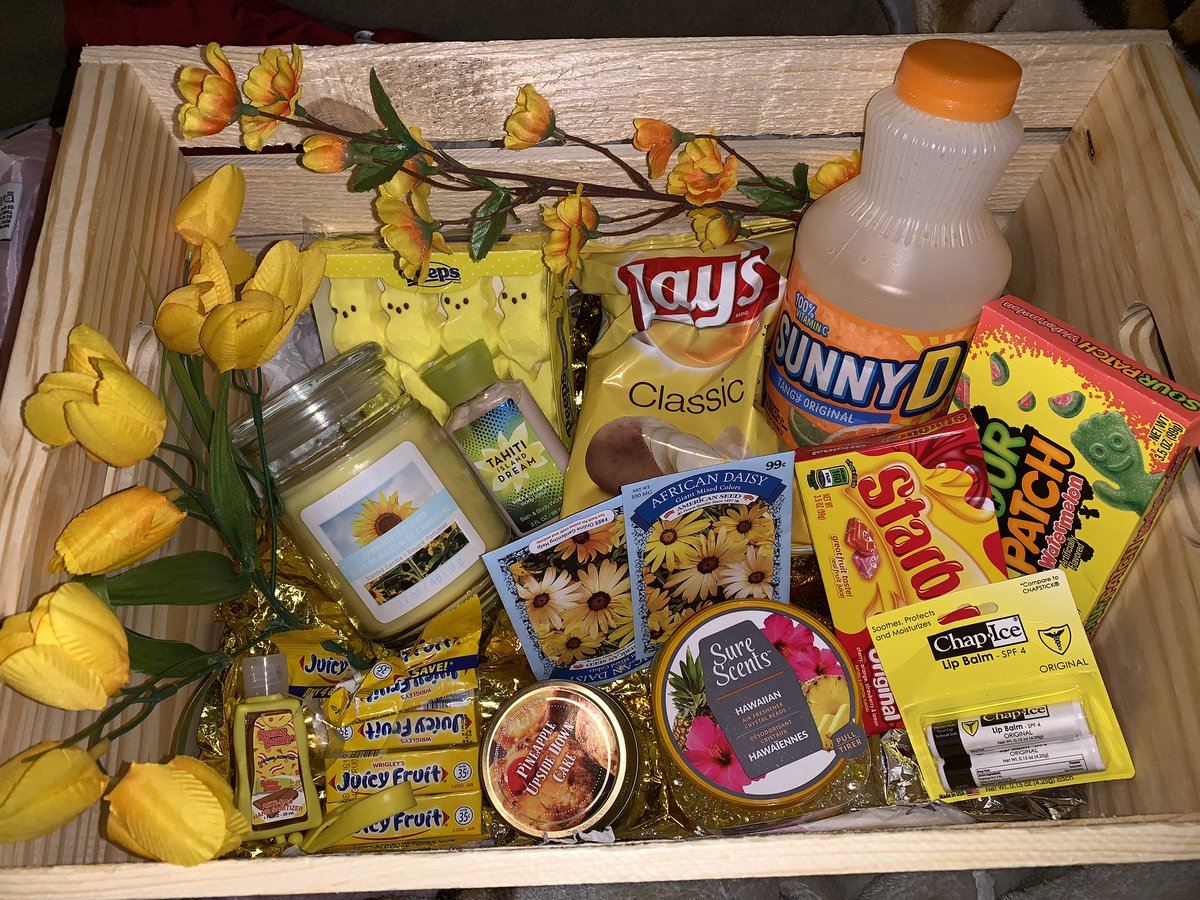 _Emiliemendoza's tweet photo. This is how my boyfriend asked me out two months ago today:) He drew the sunflower onto the box too, literally the cutest thing ever 💛🌻 https://t.co/muN66MZyDd