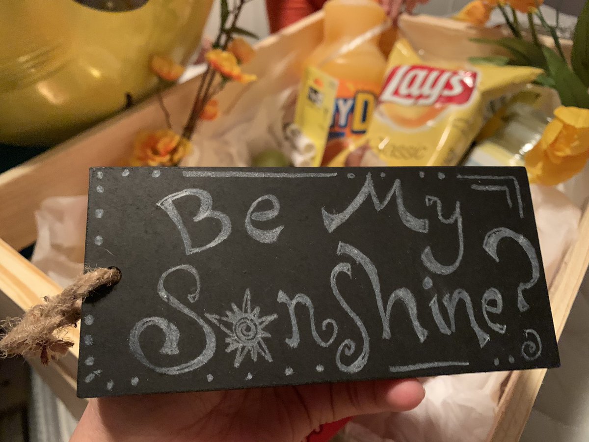 _Emiliemendoza's tweet photo. This is how my boyfriend asked me out two months ago today:) He drew the sunflower onto the box too, literally the cutest thing ever 💛🌻 https://t.co/muN66MZyDd