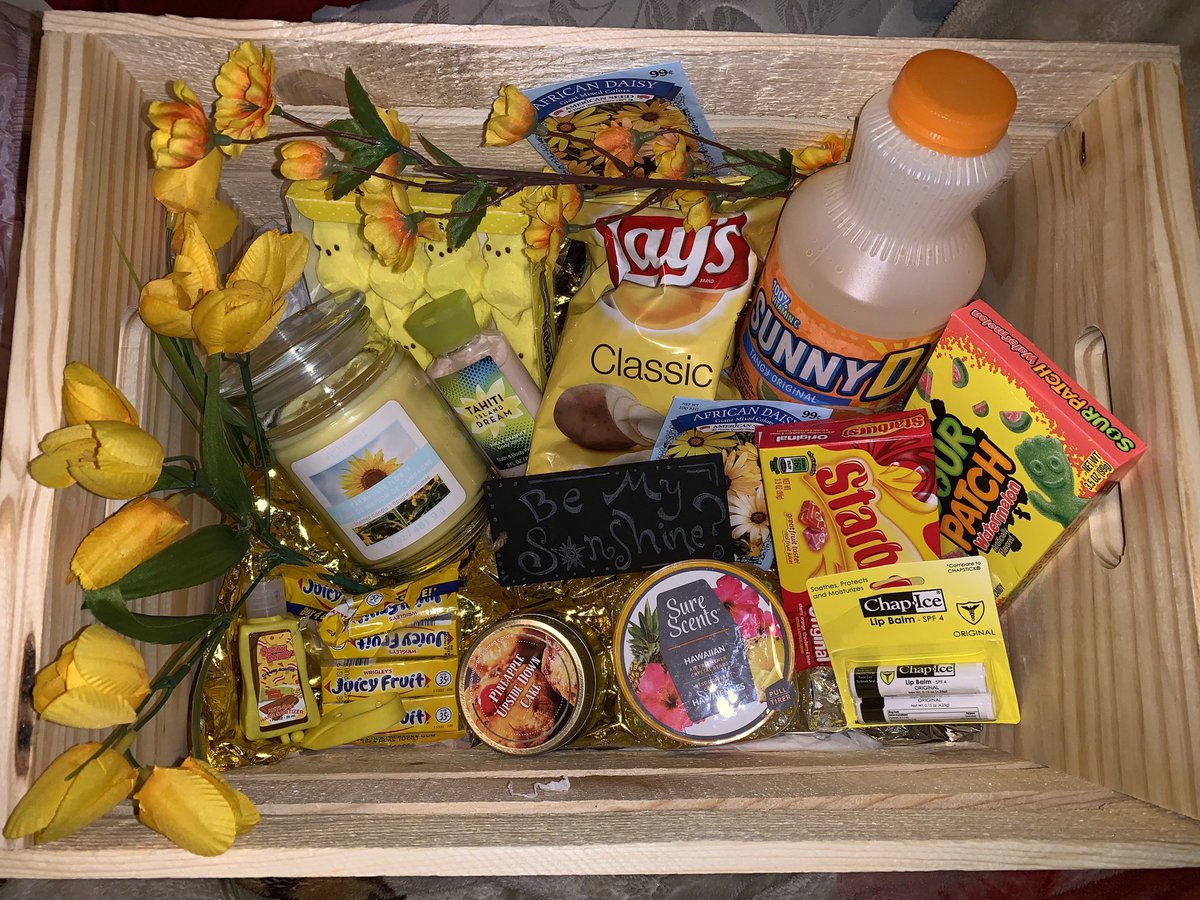 _Emiliemendoza's tweet photo. This is how my boyfriend asked me out two months ago today:) He drew the sunflower onto the box too, literally the cutest thing ever 💛🌻 https://t.co/muN66MZyDd