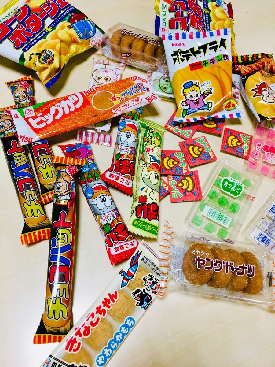 ট ইট র 天王寺ホール 男社員が裏にある駄菓子屋さんでお菓子を大量に買ってきました 目的は恐らく1つしかないでしょう これを見ていると懐かしく思えますね スタッフ人気no1はビッグカツでした 私はきなこちゃんが好きです 大阪