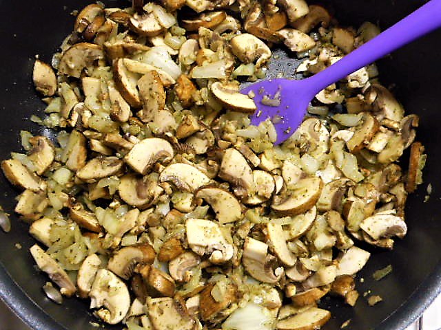 MadamSarcastra's tweet photo. #Vegan #veggie-rotini with creamy #mushroom sauce.... 🥰
Leftover @SimpleTruth4U baby bella mushrooms, baby #arugula, & #soymilk... @kroger #pasta, sweet #onion, & #garlic... #herbs, #spices, #nooch, #tapiocaflour... amazing. 💚👍
#veganfood #plantbased #whatveganseat #organic https://t.co/q4fvsofIYH