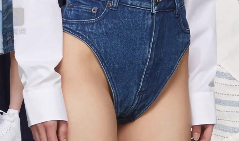 世界一短いデニムって…オムツにしか見えないのだがww