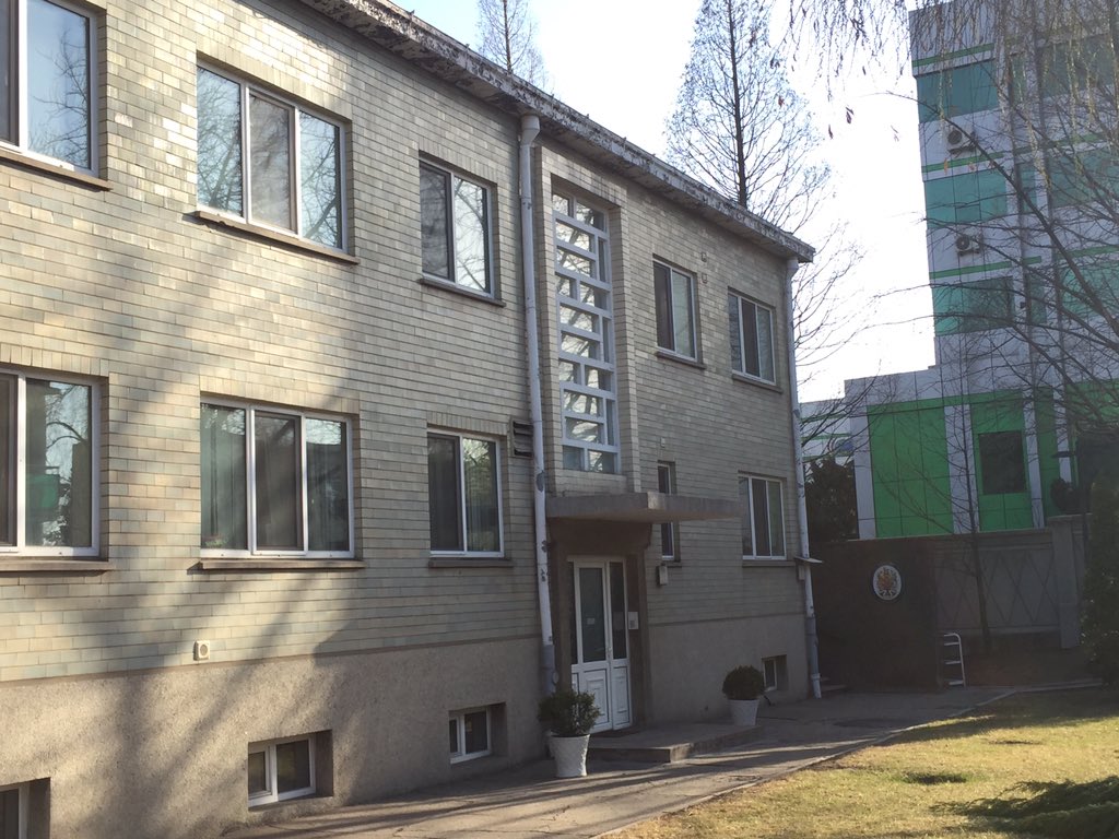 ColinCrooks1's tweet image. My house in #NorthKorea. Someone once told me this is the only end-of-terrace British Ambassador’s Residence in the @foreignoffice overseas estate. Unless anyone knows differently! #britishembassy #Pyongyang