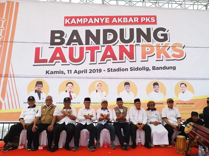 tate_qomaruddin's tweet photo. Bandung Lautan PKS

Kamis, 11 April 2019.
Kampanye Rapat Umum (KRU) PKS tingkat Provinsi Jabar, di lapangan Persib, Kota Bandung.

Meraih kemenangan di Jawa Barat dan di Indonesia.

#2019PilihPKS #MantapPilihPrabowoSandi https://t.co/hjbzFRGOFa