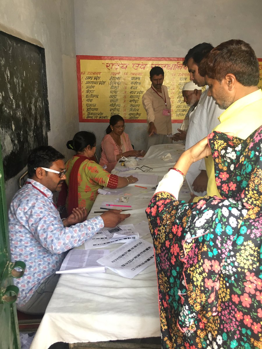 Zebaism's tweet photo. FACT CHECK-There are women officers inside polling booths- match the voter’s face with their photo id
Muslim women voters tell me “We are being checked like other voters
Sanjeev Balyan’s claims are false”
Muzaffarnagar DM also denied Balyan’s ‘Burkha’ claim #BREAK #BattleOf2019 https://t.co/Is6fo7AAPs