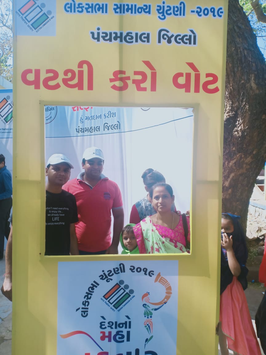 CollectorPMS's tweet photo. selfi Points at pavagadh #DeshKaMahaTyohar #deshkamahatyohaar #deshkamahaत्यौहार https://t.co/twB1RYmQLr