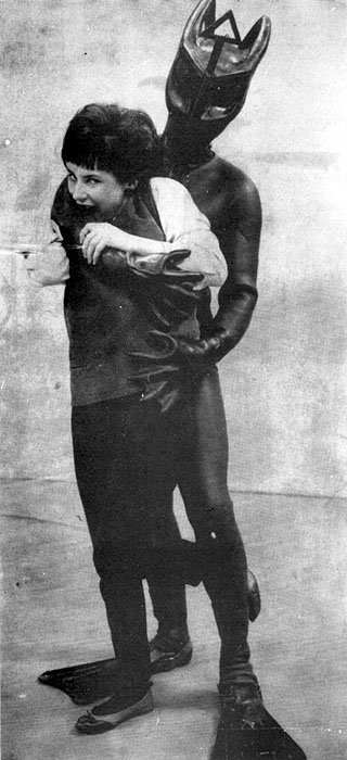 alexwilcock's tweet image. OTD 1964: #DoctorWho #TheKeysOfMarinus
Introducing mind control &amp;amp; possession to Who
Starring Yartek, Leader of the alien Voord
The first time the Doctor goes away, so such a wonderful moment when he's back!
Action Voord available from @Andydrewz (7/11¾ + p&amp;amp;p by glass submersible)