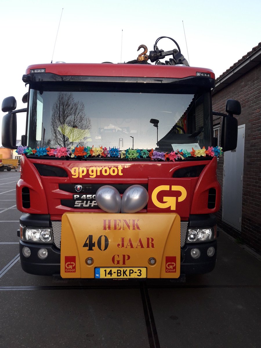 JGroentjes's tweet photo. Collega Henk viert vandaag zijn 40 jarig jubileum @gpgroot ! Dat is wel een feestje waard. Wagen versierd door collega's TD en vanmiddag receptie. https://t.co/mymqC4aJtE