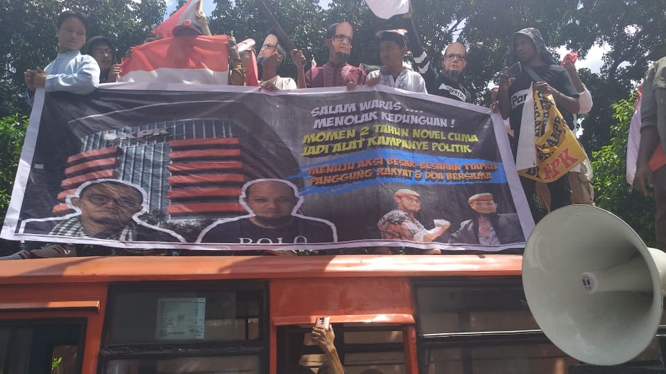 Aneh. Masa ada demo bayaran di depan Gedung Merah Putih <a href="/KPK_RI/">KPK</a> untuk Menolak Kegiatan #2TahunNovelBaswedan.

Mereka memfitnah ini kegiatan politik. Lalu yg terganggu secara politik dg kegiatan ini sapa?