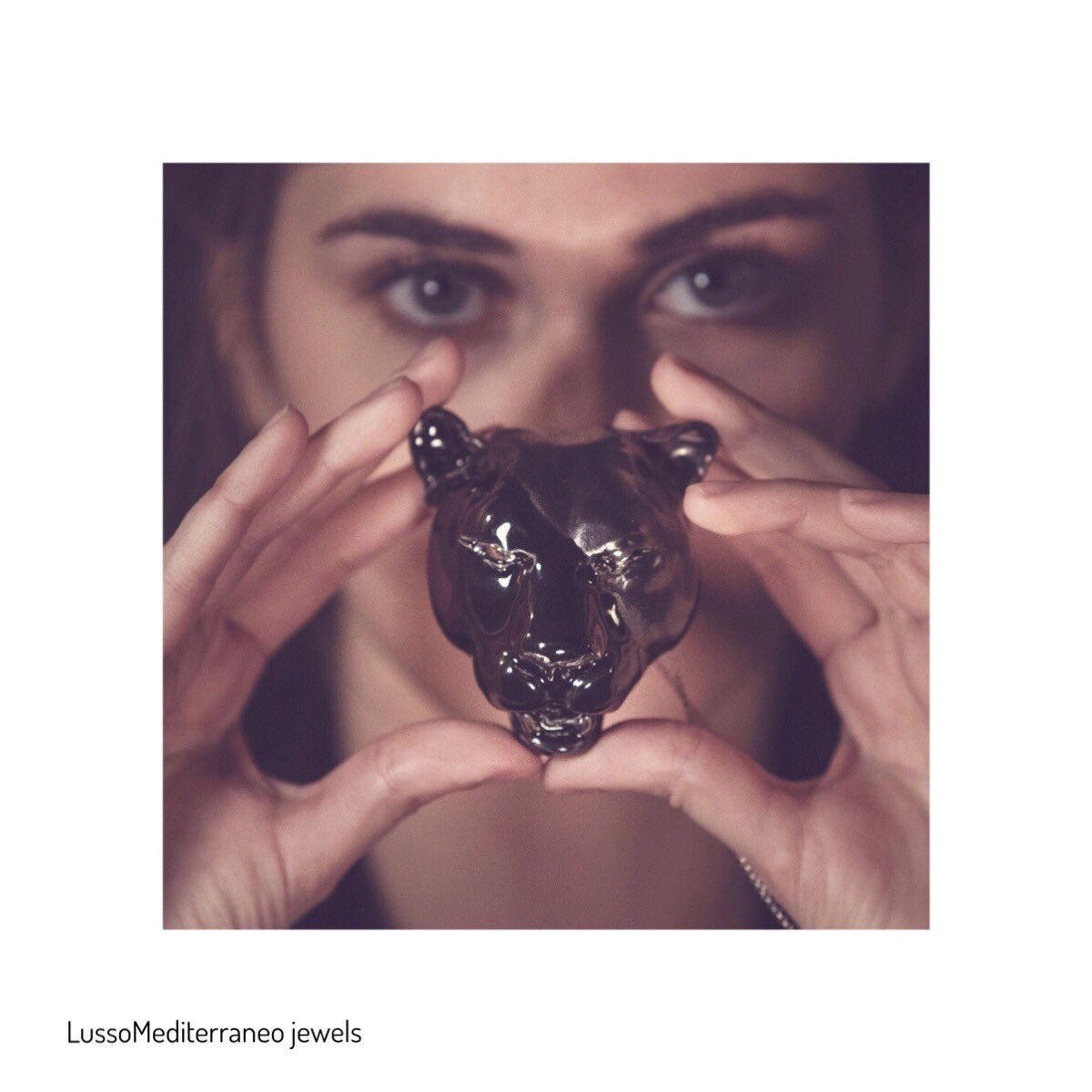 lussomediterraneo.com
Courageous. Independent. Elegant.
Always look for the feline in you.
Ceramics, enamels and platinum.
True luxury is a unique creation.
Ph @fontesilviafoto
#lussomediterraneo #jewels #pittiimmagine #designjewelry #unconventionaljewels #fashion #ceramic