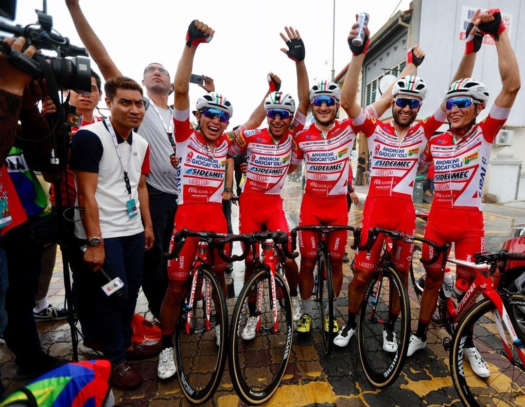 ZXCycling's tweet photo. 🇲🇾 @ltdlangkawi stage 6 

1 🇮🇹 @Pelucchi_Matteo
2 🇩🇿 @ReguiguiYoucef
3 🇲🇾 Hariff Saleh
4 🇦🇺 @craig__wiggins
5 🇺🇸 @TravisMcCabe
6 🇱🇻 @Maris_Bogdanovi
7 🇮🇹 @marcoWelldone
8 🇺🇦 Andrii Kulyk
9 🇿🇦 @CalvinBeneke
10 🇯🇵 Kazushige Kuboki 

Congrats!😀👏 

#TourDeLangkawi #cycling https://t.co/Uu9QmbetJh