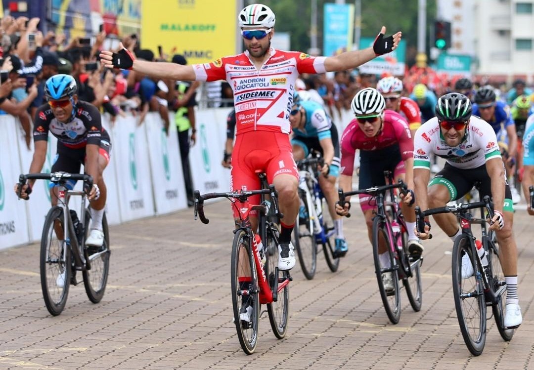 ZXCycling's tweet photo. 🇲🇾 @ltdlangkawi stage 6 

1 🇮🇹 @Pelucchi_Matteo
2 🇩🇿 @ReguiguiYoucef
3 🇲🇾 Hariff Saleh
4 🇦🇺 @craig__wiggins
5 🇺🇸 @TravisMcCabe
6 🇱🇻 @Maris_Bogdanovi
7 🇮🇹 @marcoWelldone
8 🇺🇦 Andrii Kulyk
9 🇿🇦 @CalvinBeneke
10 🇯🇵 Kazushige Kuboki 

Congrats!😀👏 

#TourDeLangkawi #cycling https://t.co/Uu9QmbetJh