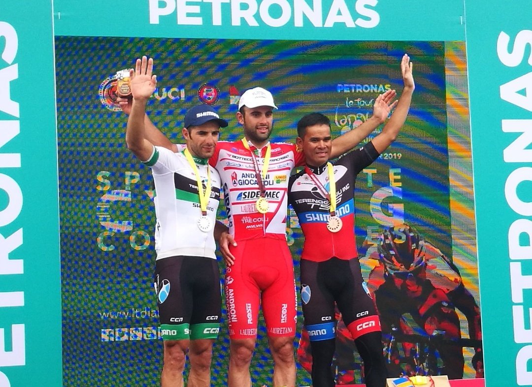 ZXCycling's tweet photo. 🇲🇾 @ltdlangkawi stage 6 

1 🇮🇹 @Pelucchi_Matteo
2 🇩🇿 @ReguiguiYoucef
3 🇲🇾 Hariff Saleh
4 🇦🇺 @craig__wiggins
5 🇺🇸 @TravisMcCabe
6 🇱🇻 @Maris_Bogdanovi
7 🇮🇹 @marcoWelldone
8 🇺🇦 Andrii Kulyk
9 🇿🇦 @CalvinBeneke
10 🇯🇵 Kazushige Kuboki 

Congrats!😀👏 

#TourDeLangkawi #cycling https://t.co/Uu9QmbetJh