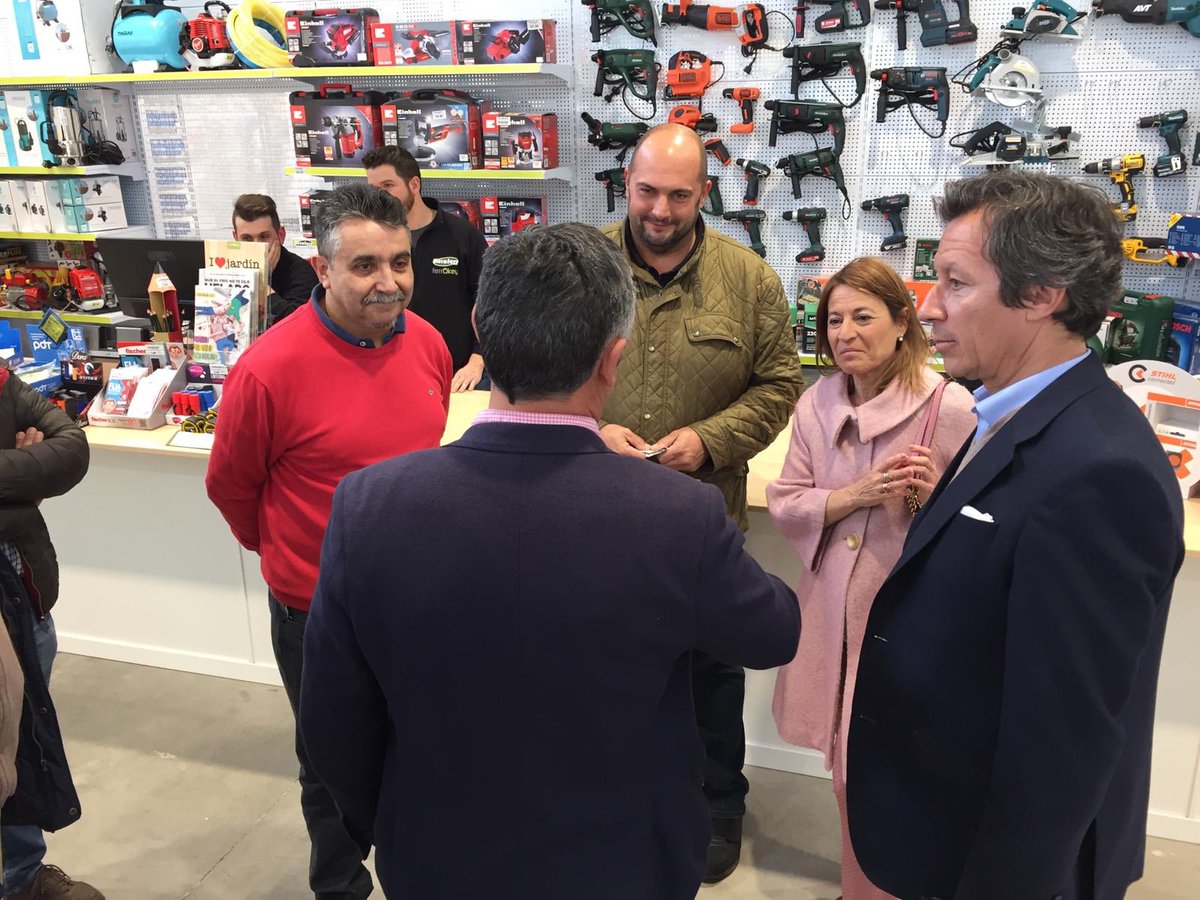 ElenaNevado_CC's tweet photo. En respuesta a la invitación de los propios empresarios y acompañados por el candidato N1 al Senado, Carlos Floriano, ayer visitamos el Parque Empresarial Mejostilla, para conocer las inquietudes y necesidades de cuantos desempeñan su actividad empresarial allí.

#Elena2019 https://t.co/cxnD7vk7k2
