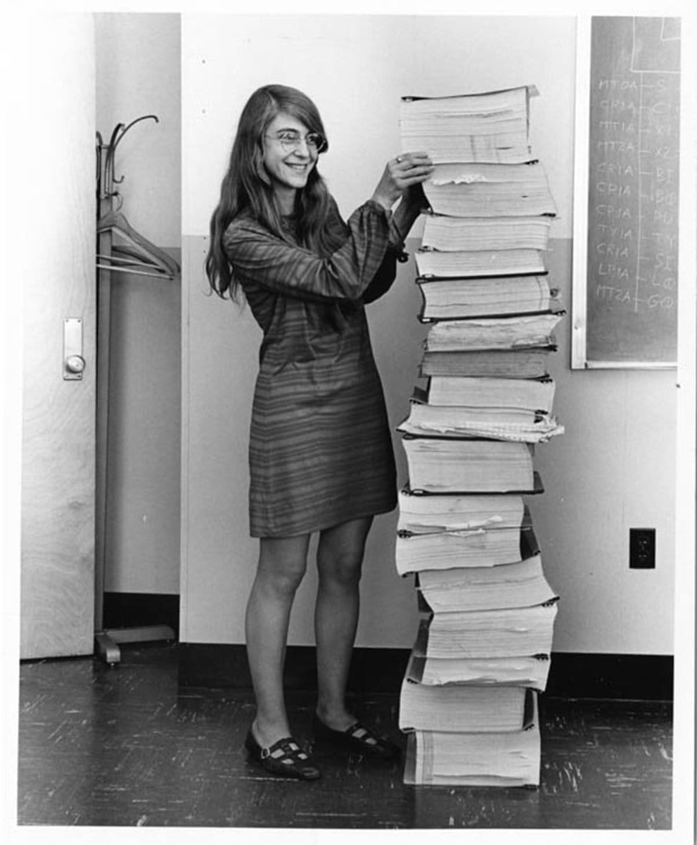 DayanismaMor's tweet photo. #KaraDelik fotoğrafının arkasında bir  kadın var💜 

 İlki 1969 yılında insanlığı ilk kez Ay'a götüren Apollo 11'in yazılım kodlarını yazan Margaret Hamilton

İkincisi ise karadeliklerin fotoğrafını çekmek için yeni bir algoritma geliştirilmesinde öncülük eden kadın Katie Bouman https://t.co/NTGf0LsvcW