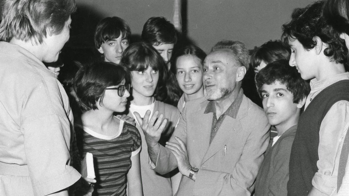 «Mi chiedono otto cose, adesso non so se riesco a ricordarle tutte, la prima, che non manca mai, è perché questo libro che denuncia azioni atroci da parte di una forte percentuale del popolo tedesco contro il popolo ebreo, è privo di odio».

Primo Levi