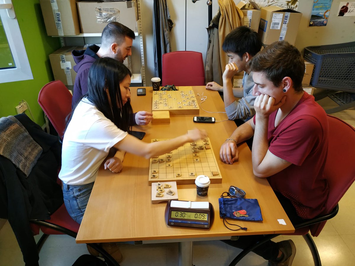 ShogiBarcelona's tweet photo. ☖☗ SHOGI DOJO BARCELONA

¿Aún no conoces el ajedrez japonés? ¡Ven a descubrir el Shogi en nuestro dojo! Te esperamos esta tarde (18-21h) en el Espai Jove Garcilaso junto al metro Sagrera. 

#将棋 #shogi https://t.co/zRnEhSY4Qk