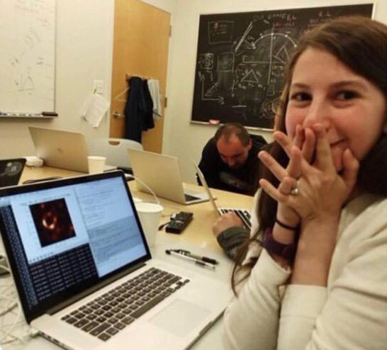 İlk #karadelik fotoğrafının çekilmesi başarısının arkasında 29 yaşındaki #KatieBouman var. 6 yıl boyunca 8 teleskobu birbirine bağlayan algoritma üzerinde çalışan #MIT mezunu genç bilim insanına insanlık adına teşekkür ederim👏 #blackhole #bilim #science sciencealert.com/this-29-year-o…