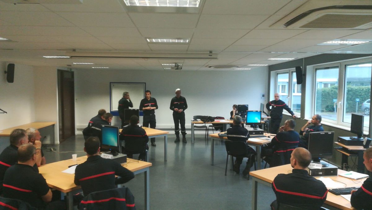 sdis42's tweet photo. 🔛Ouverture par le @DDSIS42 de la #formation #MissionCIS du @SDIS42 ➡️ Durant 2 jours, une dizaine de chefs de centre et adjoints #pompiers volontaires #SPV participent à des mises en situation autour de sujets fonctionnels : management, RH, juridique... Bonne session à tous! https://t.co/kbH7t2pQBh